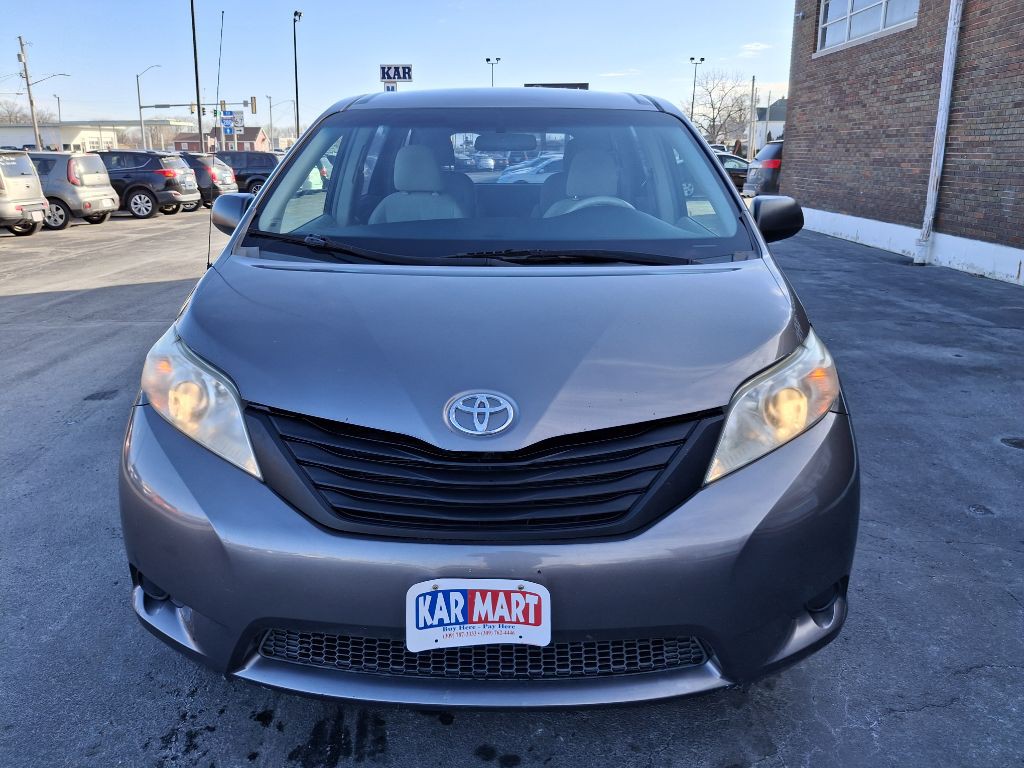 2011 Toyota Sienna Image 3