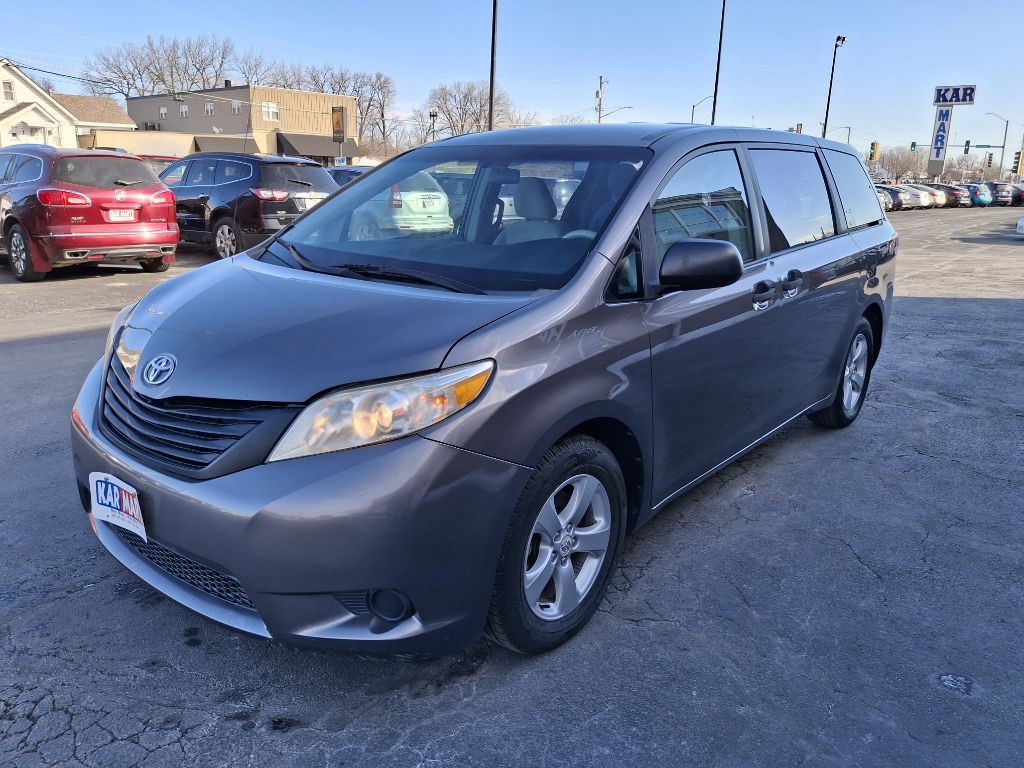 2011 Toyota Sienna Image 4