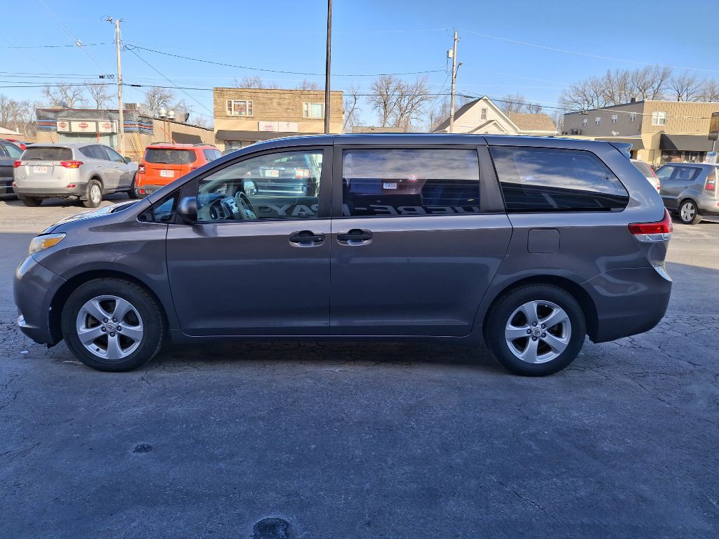 2011 Toyota Sienna Image 5