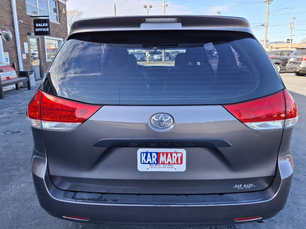 2011 Toyota Sienna Image 6