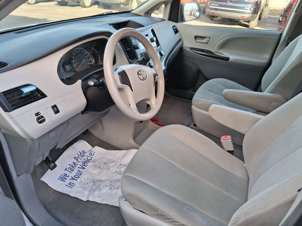 2011 Toyota Sienna Image 7