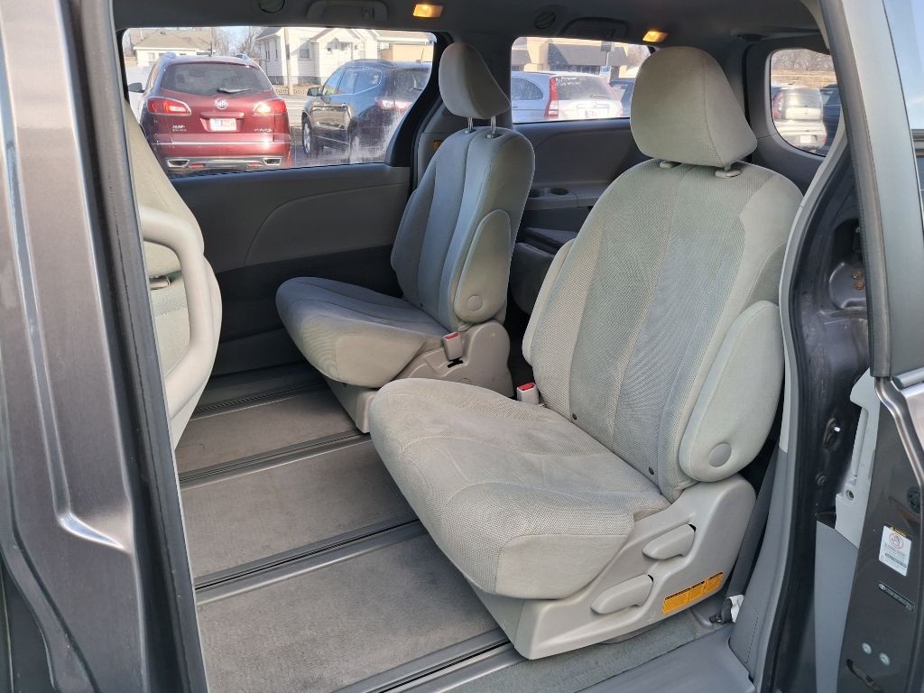 2011 Toyota Sienna Image 9