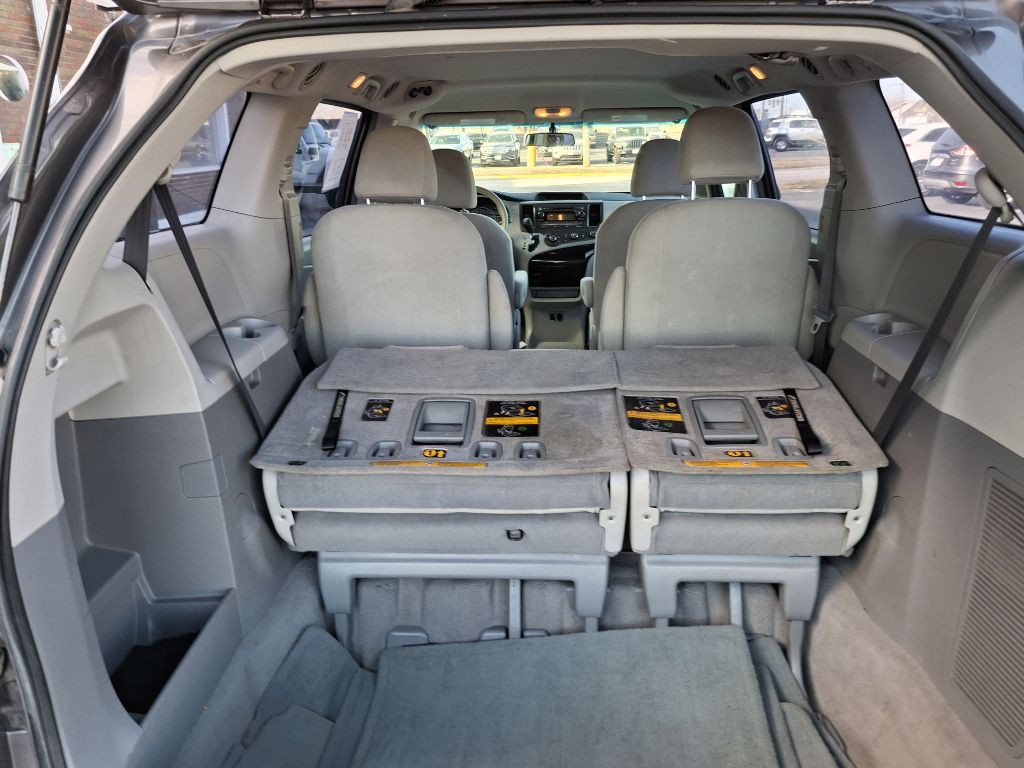 2011 Toyota Sienna Image 10