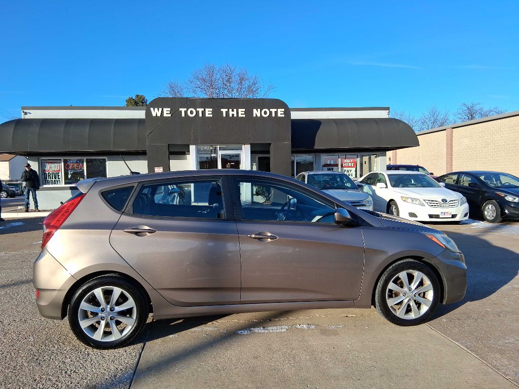 2012 Hyundai Accent Image 1