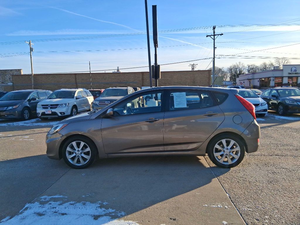 2012 Hyundai Accent Image 2