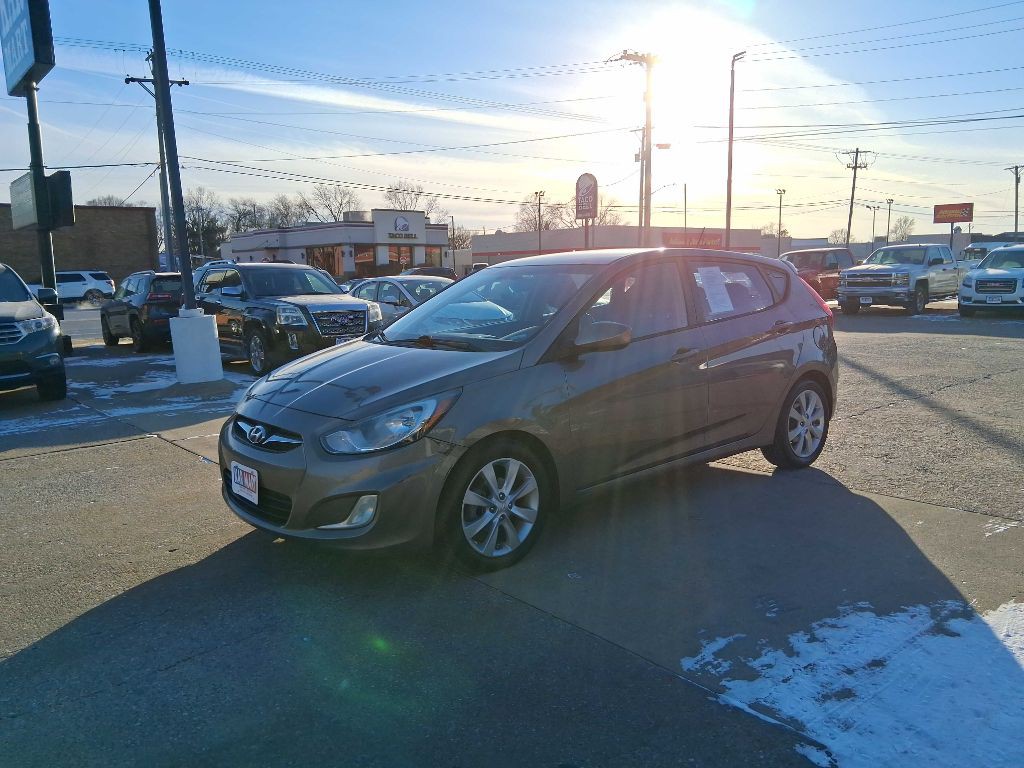 2012 Hyundai Accent Image 3