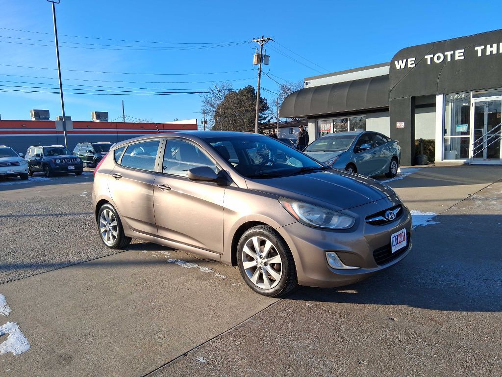 2012 Hyundai Accent Image 4