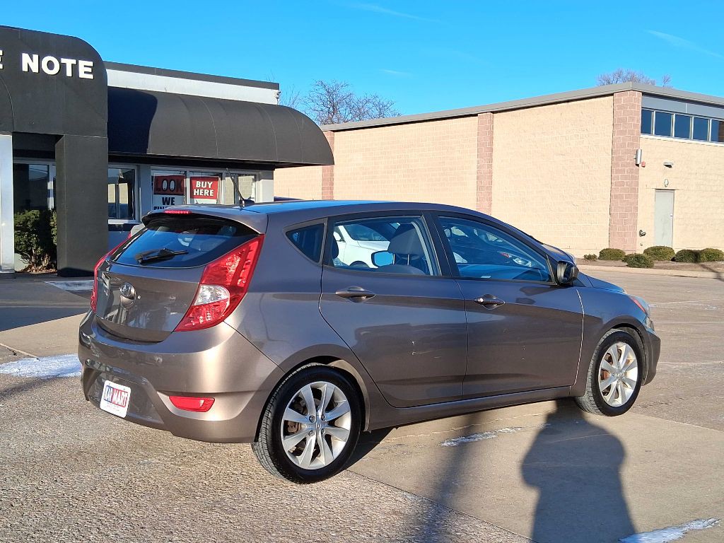 2012 Hyundai Accent Image 5