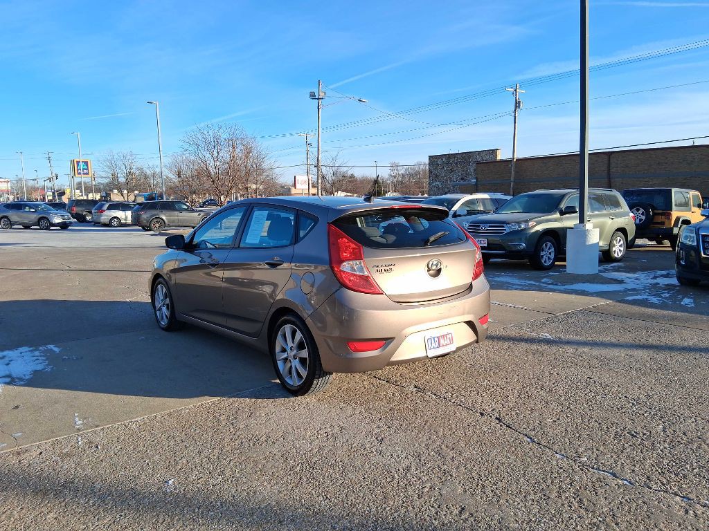 2012 Hyundai Accent Image 6