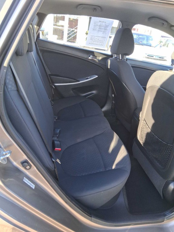 2012 Hyundai Accent Image 8