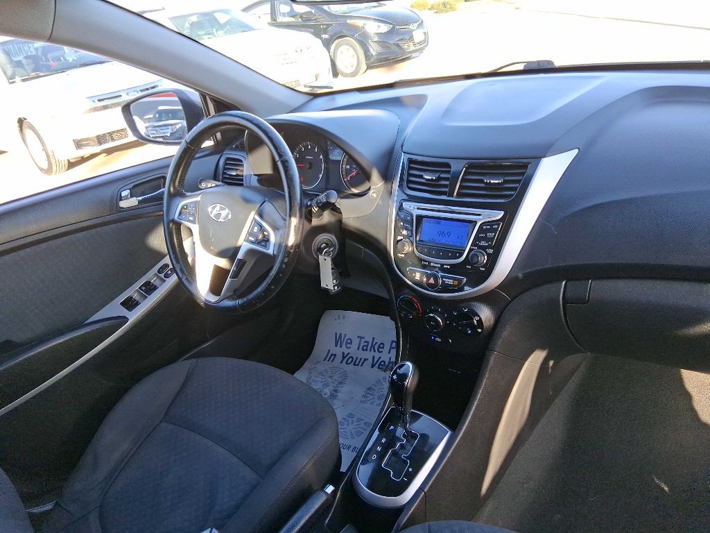 2012 Hyundai Accent Image 10