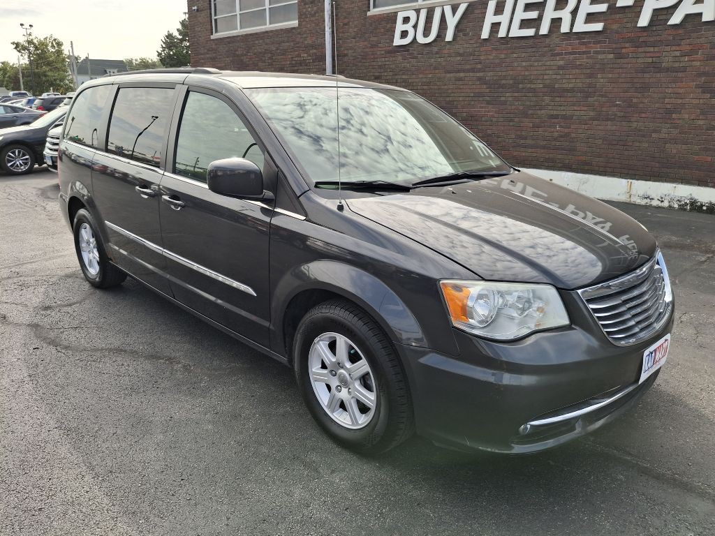 2012 Chrysler Town & Country Image 2