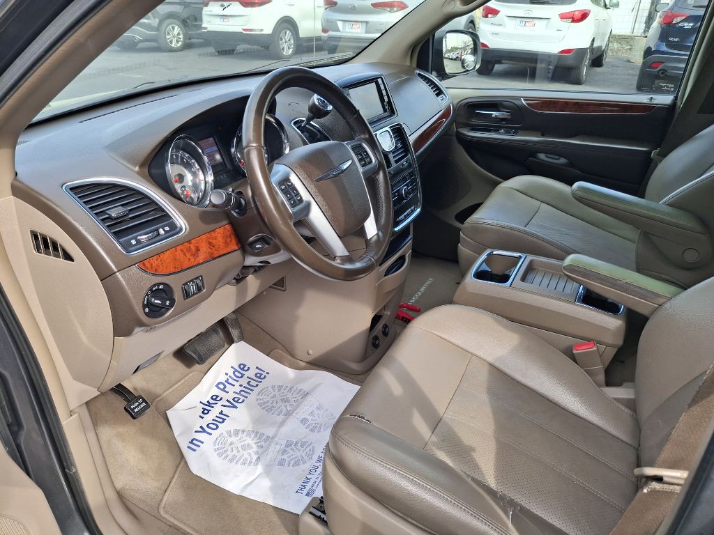 2012 Chrysler Town & Country Image 8