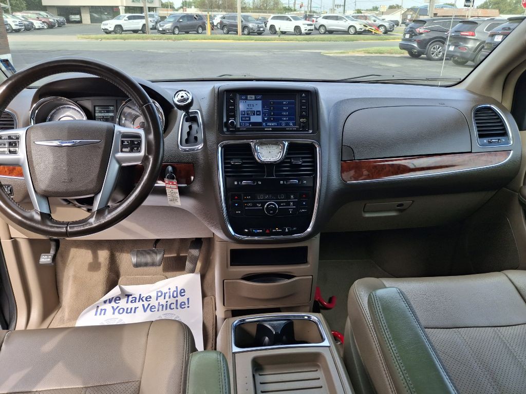 2012 Chrysler Town & Country Image 9