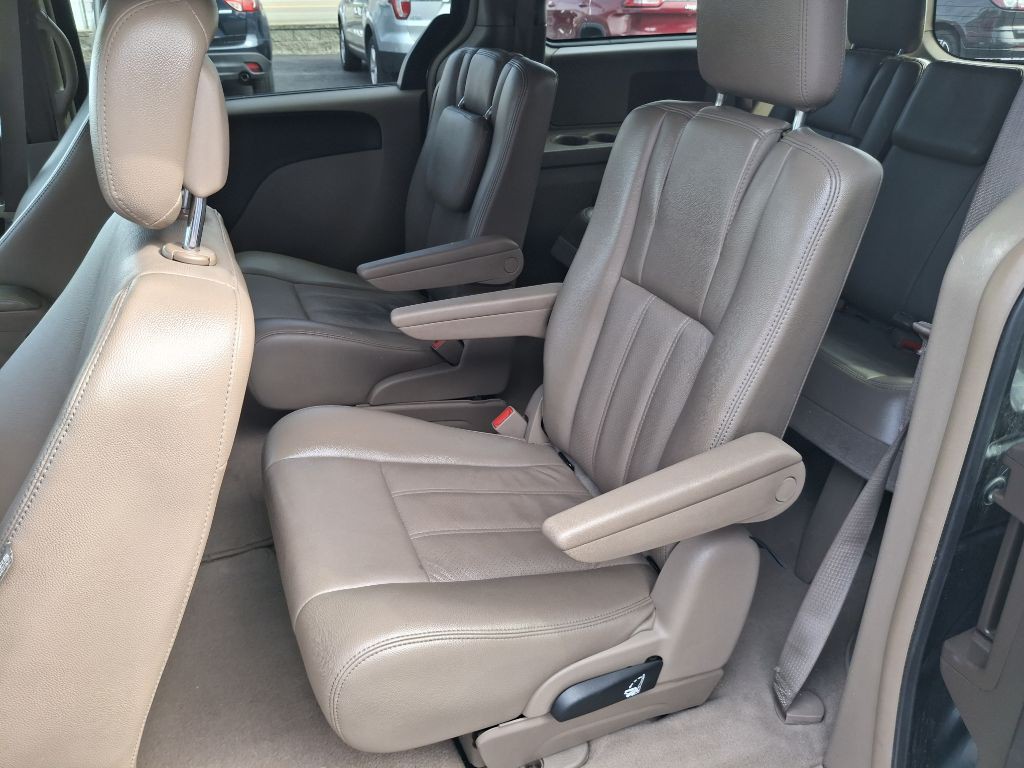 2012 Chrysler Town & Country Image 10
