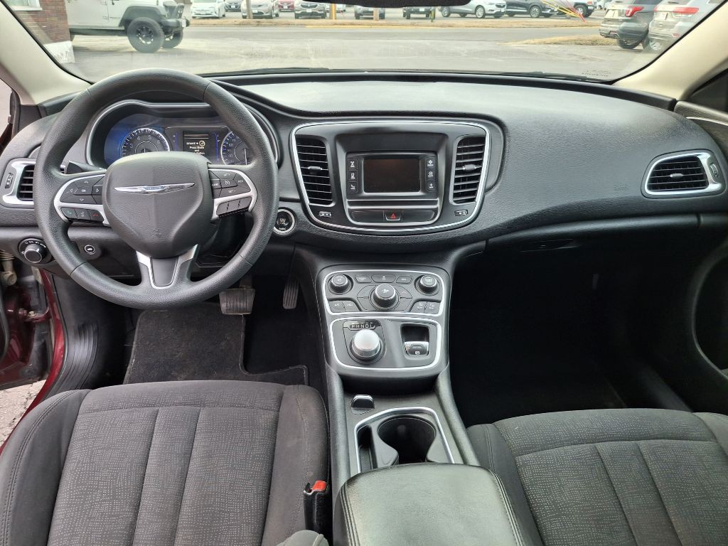 2016 Chrysler 200 Image 9