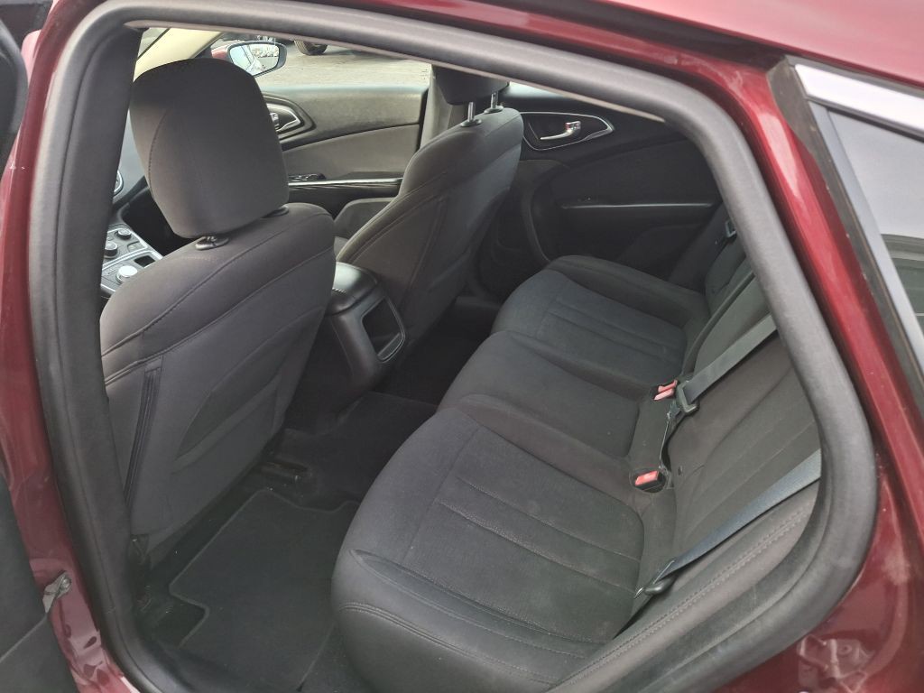 2016 Chrysler 200 Image 10