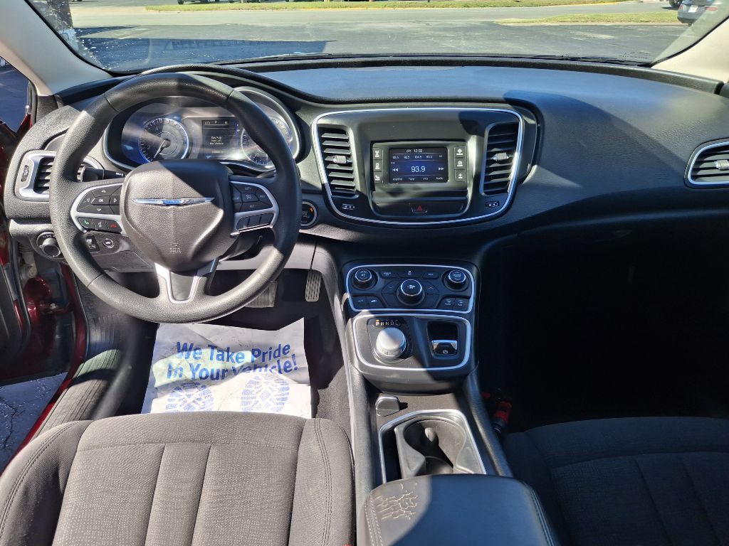2016 Chrysler 200 Image 9