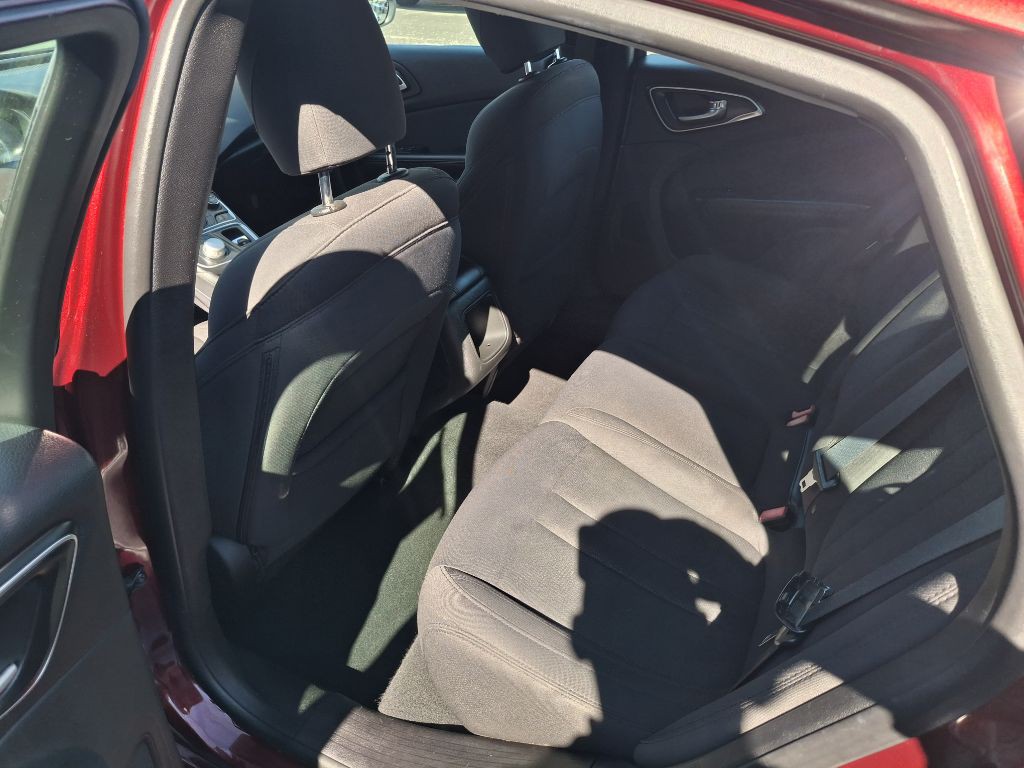 2016 Chrysler 200 Image 10
