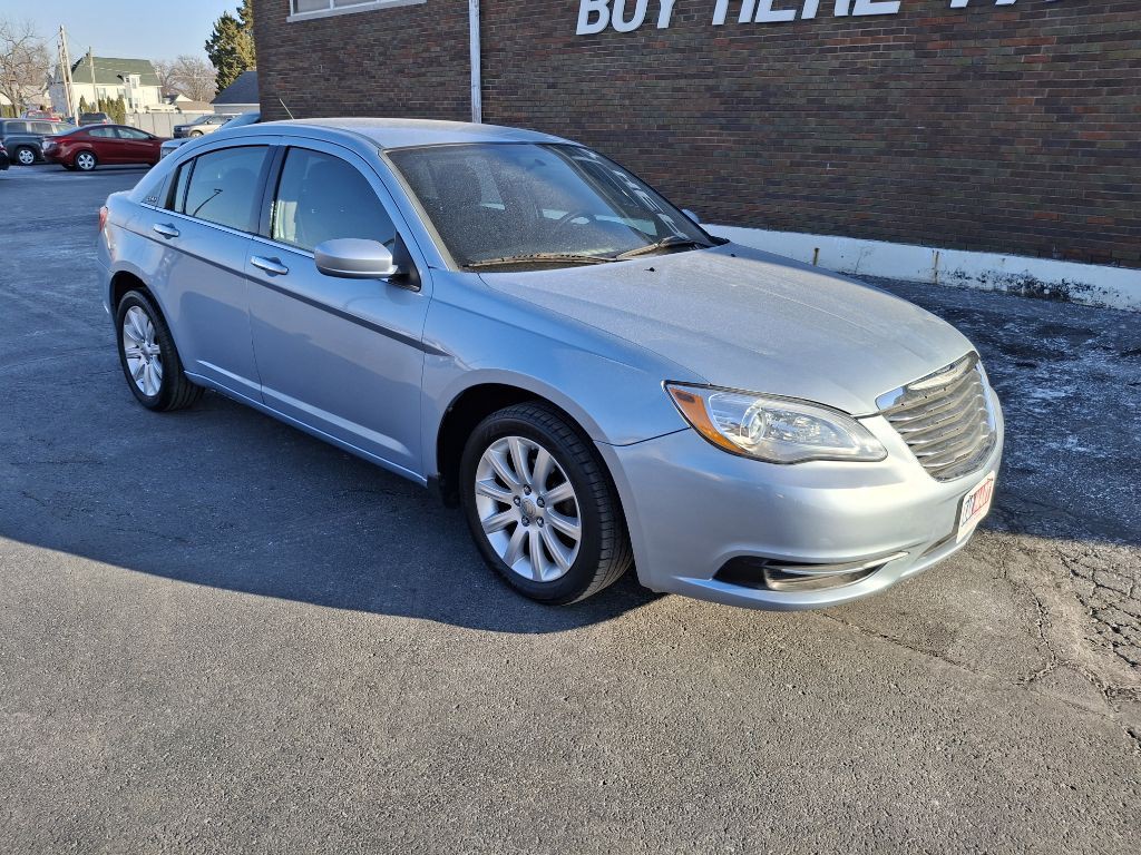 2013 Chrysler 200 Image 2