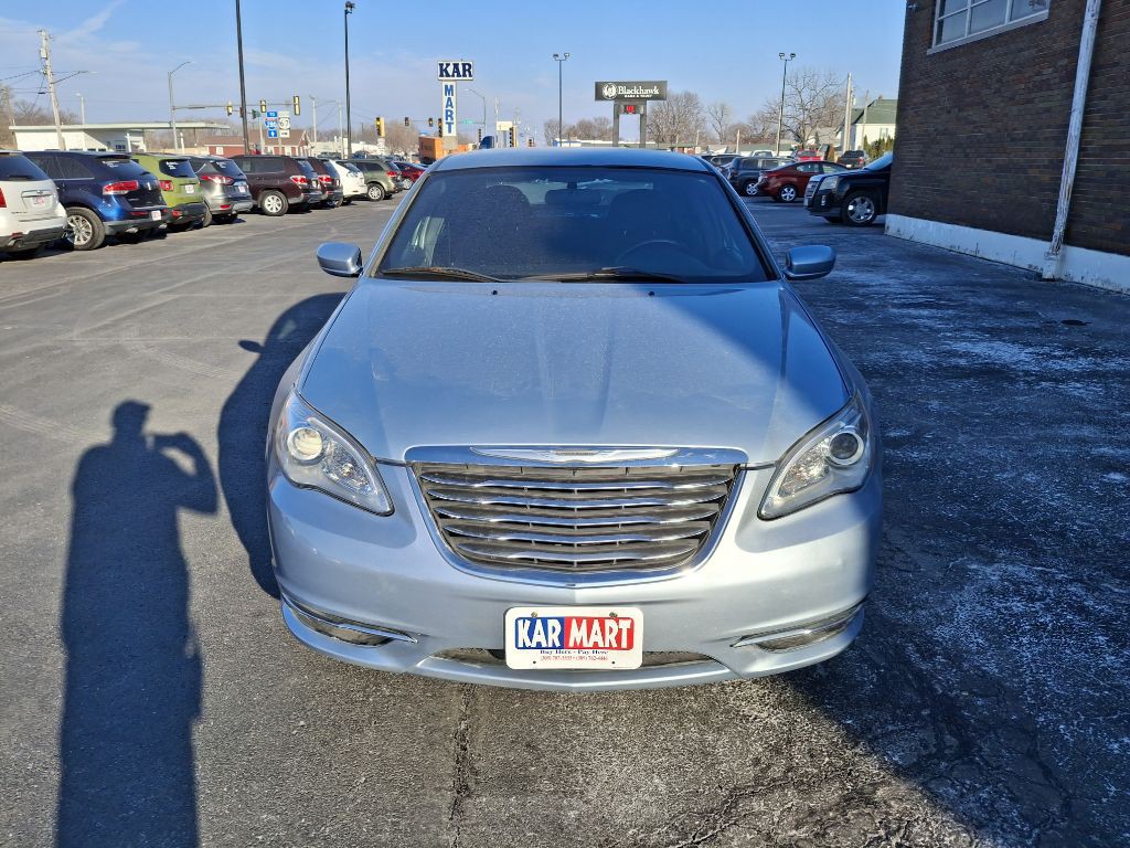 2013 Chrysler 200 Image 3