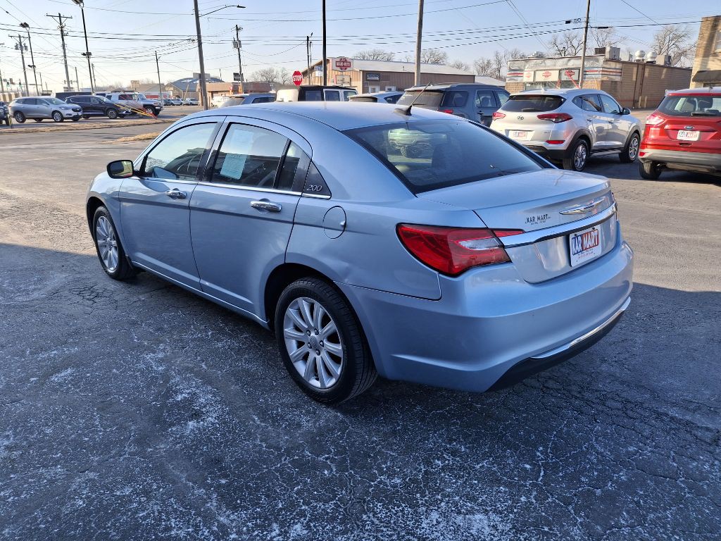 2013 Chrysler 200 Image 6