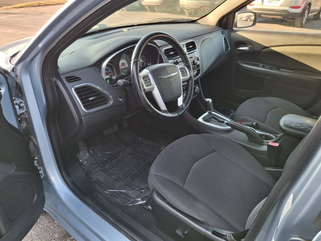 2013 Chrysler 200 Image 7