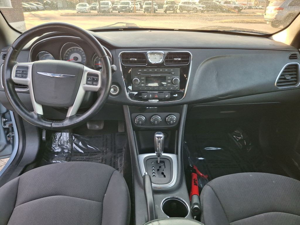 2013 Chrysler 200 Image 8