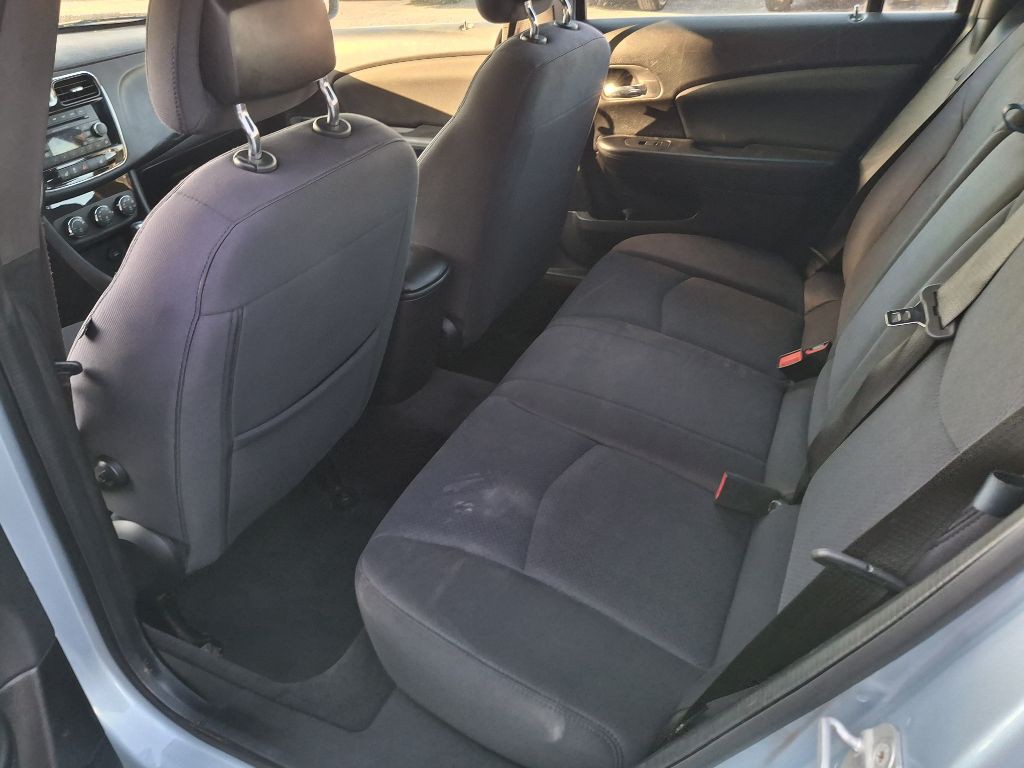 2013 Chrysler 200 Image 9