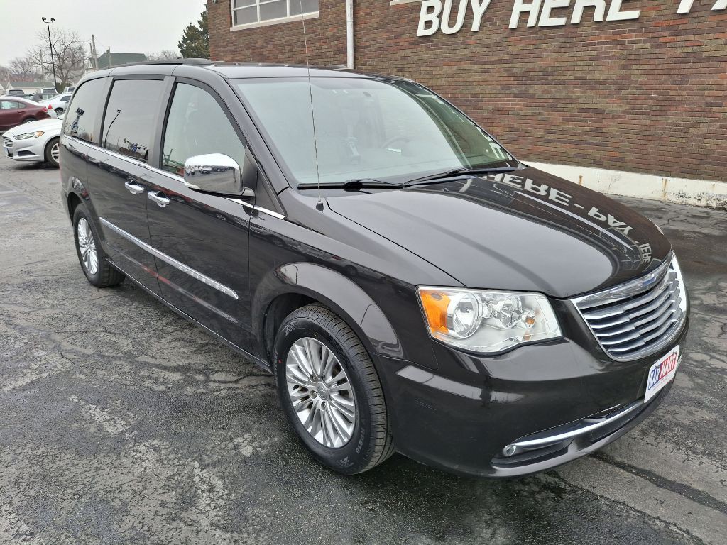 2015 Chrysler Town & Country Image 2