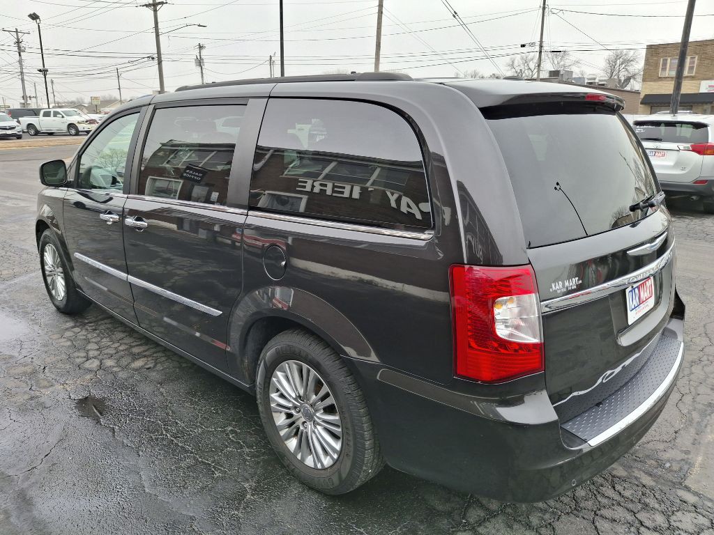 2015 Chrysler Town & Country Image 6
