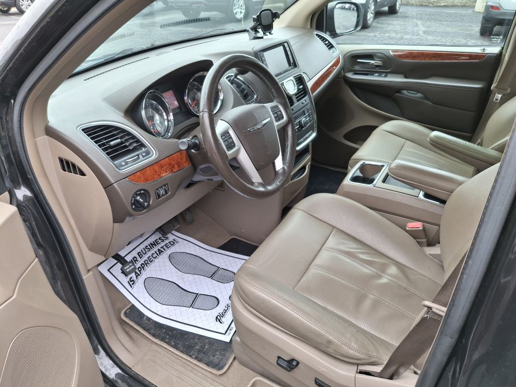 2015 Chrysler Town & Country Image 8