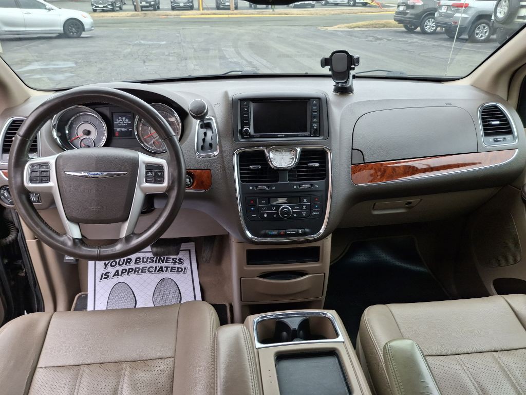 2015 Chrysler Town & Country Image 9