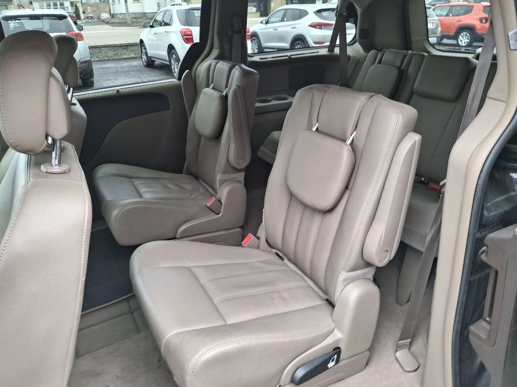 2015 Chrysler Town & Country Image 10