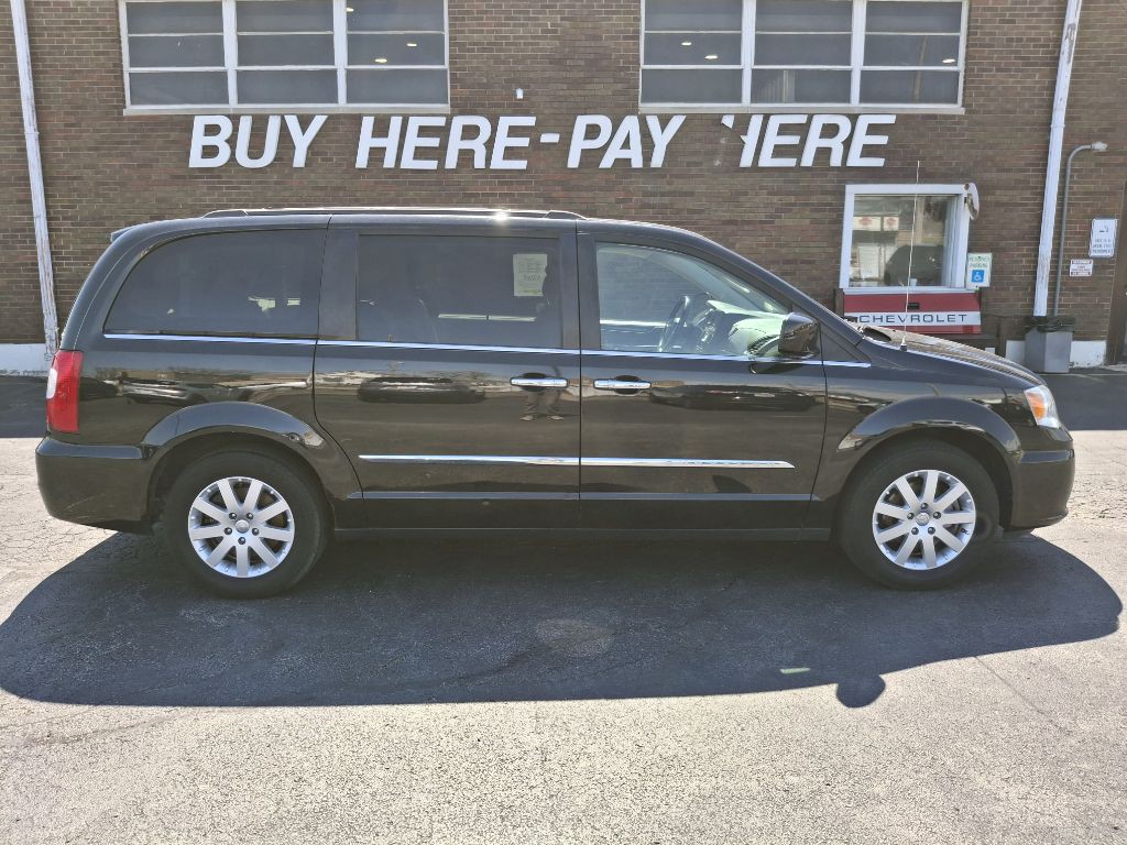 2015 Chrysler Town & Country Image 1