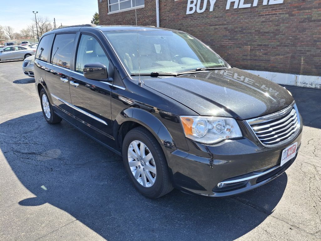 2015 Chrysler Town & Country Image 2