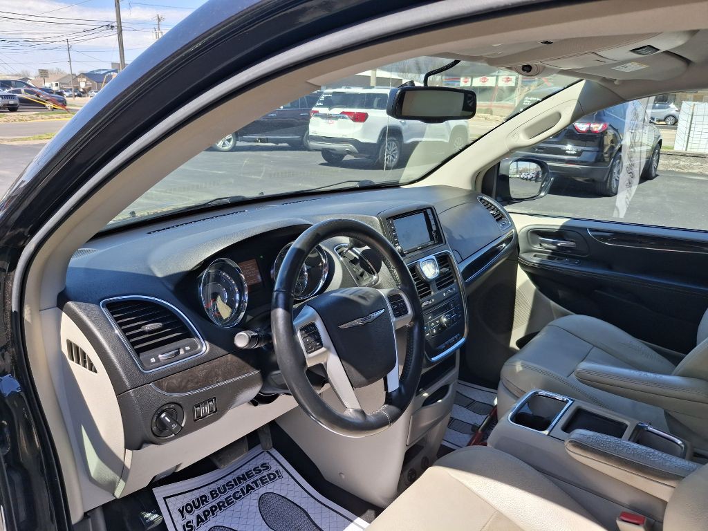 2015 Chrysler Town & Country Image 8