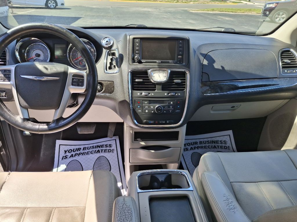 2015 Chrysler Town & Country Image 9