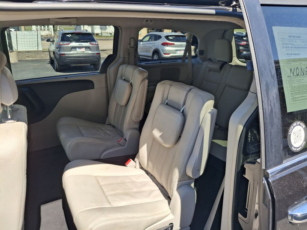 2015 Chrysler Town & Country Image 10