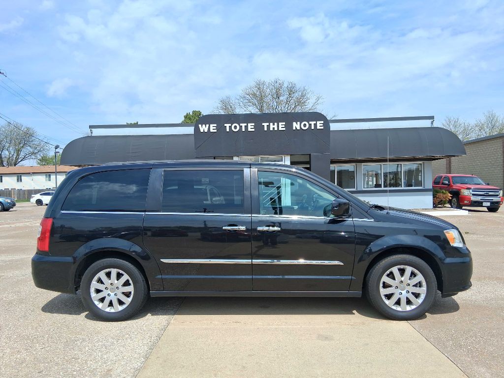 2015 Chrysler Town & Country Image 1