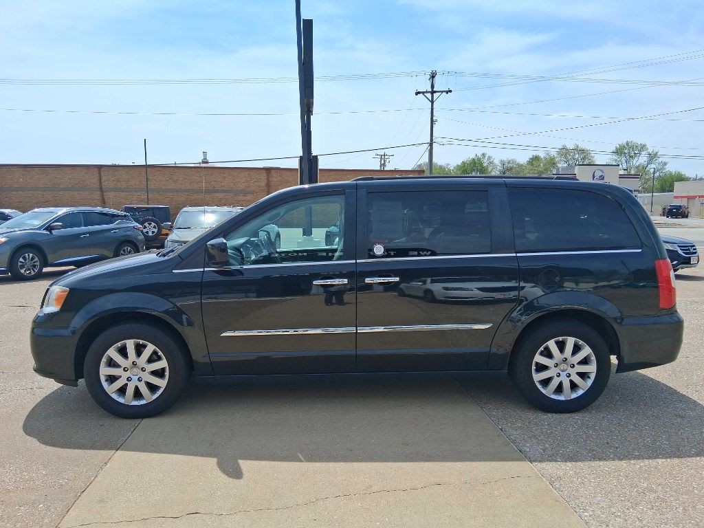 2015 Chrysler Town & Country Image 2