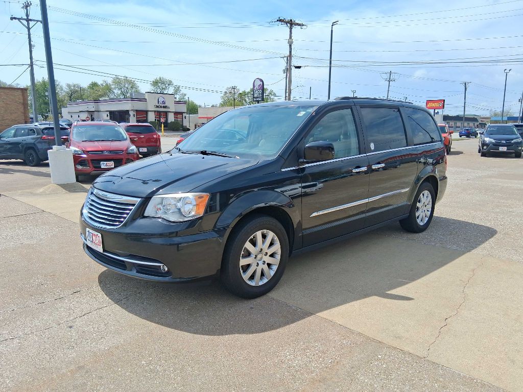 2015 Chrysler Town & Country Image 3