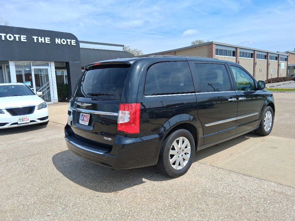 2015 Chrysler Town & Country Image 5