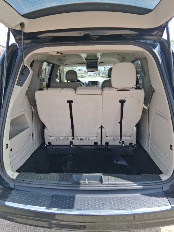 2015 Chrysler Town & Country Image 7