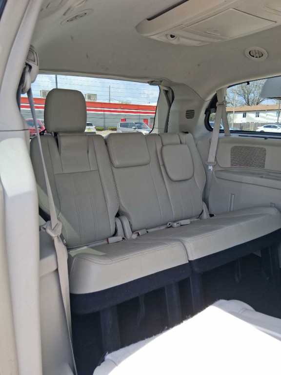 2015 Chrysler Town & Country Image 8