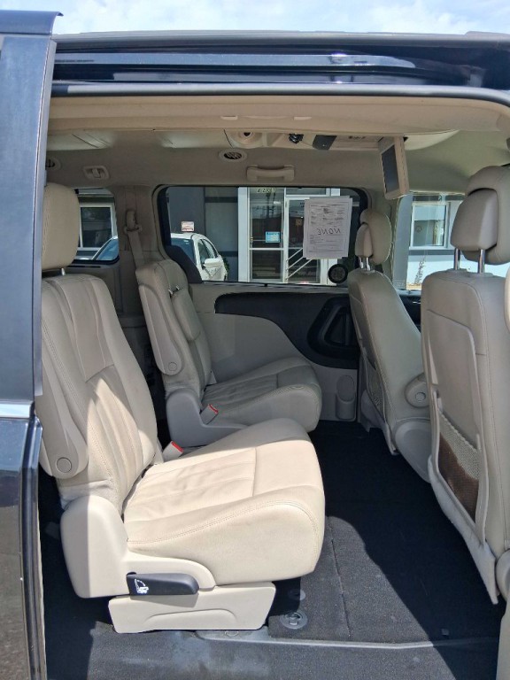 2015 Chrysler Town & Country Image 9