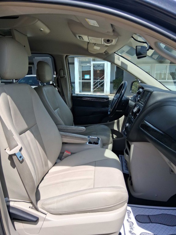 2015 Chrysler Town & Country Image 10