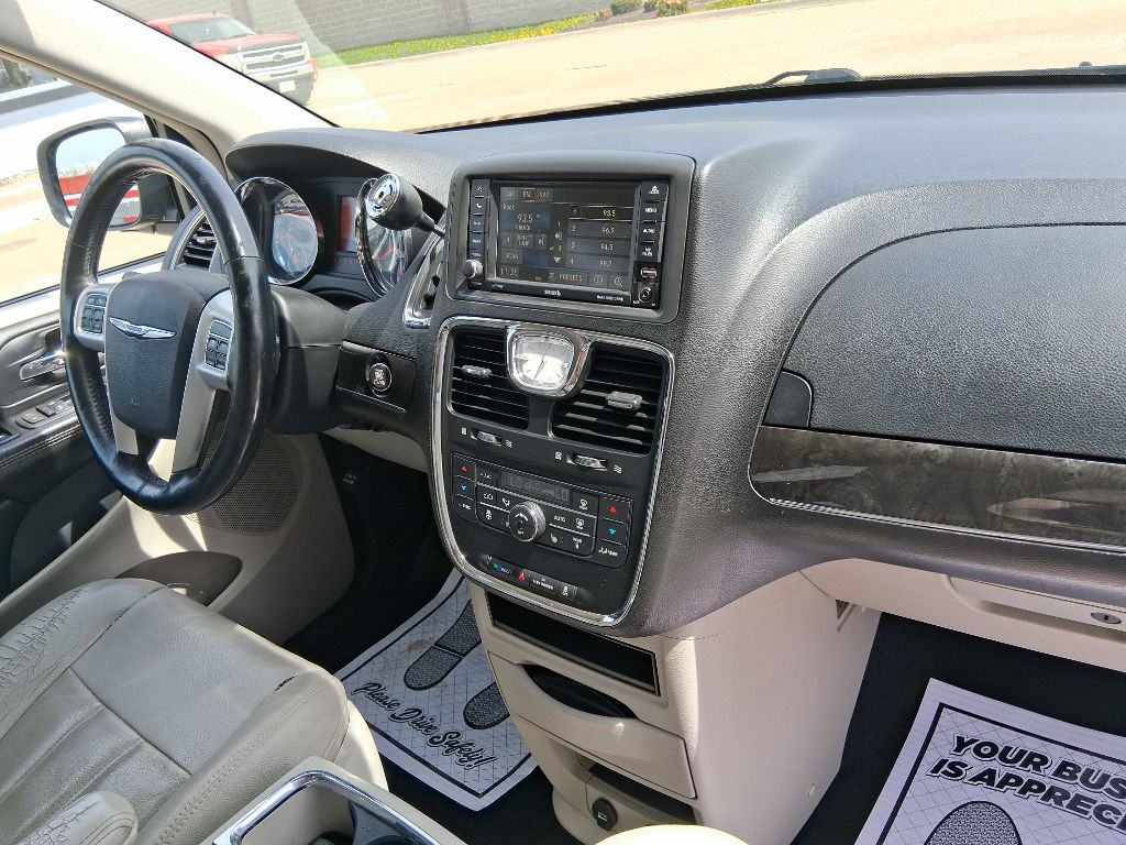 2015 Chrysler Town & Country Image 11