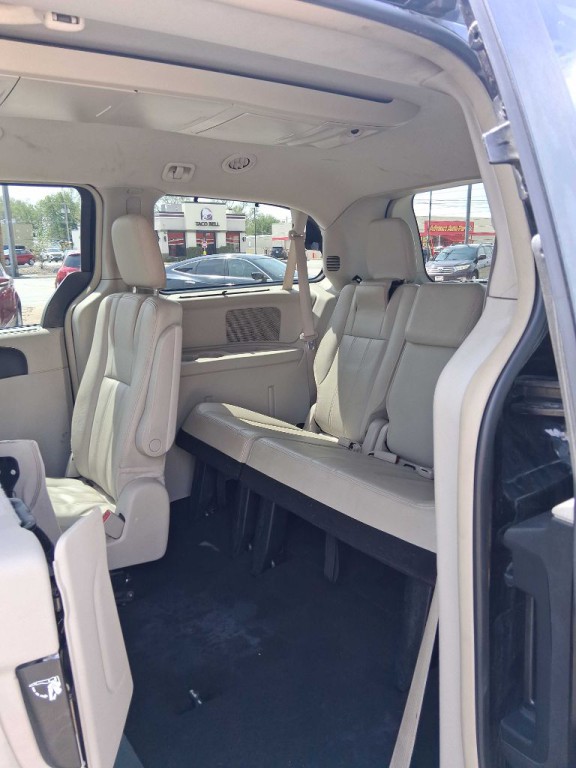 2015 Chrysler Town & Country Image 12