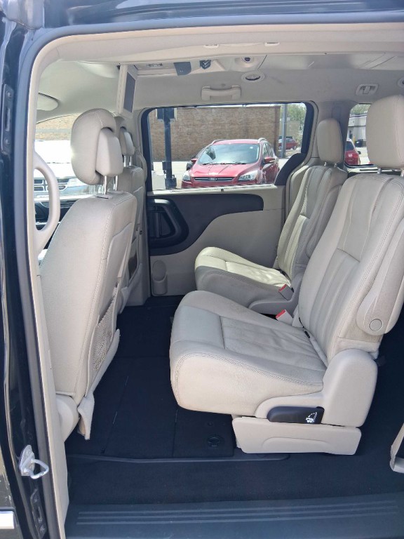 2015 Chrysler Town & Country Image 13